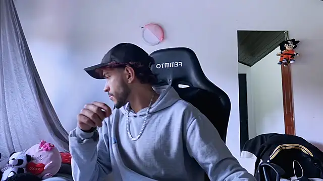 Snapshot of 3v1l chatting on 11.18.25 3v1l online show from 11.18.25