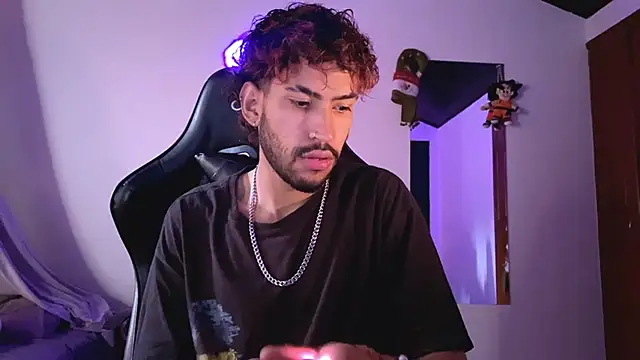 Snapshot of 3v1l chatting on 11.22.25 3v1l online show from 11.22.25