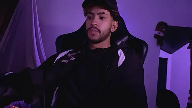 Snapshot of 3v1l chatting on 11.23.25 3v1l online show from 11.23.25