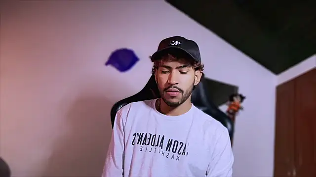 Snapshot of 3v1l chatting on 12.04.25 3v1l online show from 12.04.25