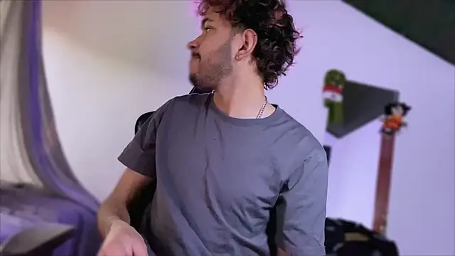 Snapshot of 3v1l chatting on 12.05.25 3v1l online show from 12.05.25