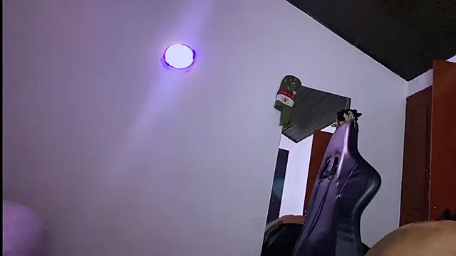 Snapshot of 3v1l chatting on 12.16.25 3v1l online show from 12.16.25