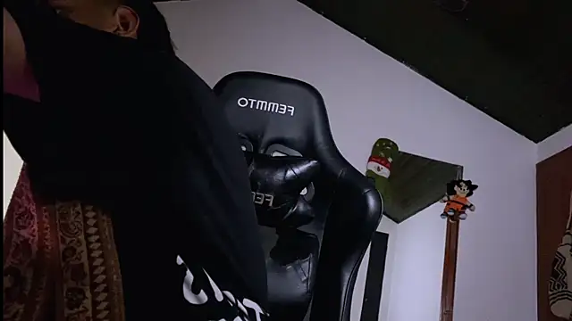 Snapshot of 3v1l chatting on 12.17.25 3v1l online show from 12.17.25