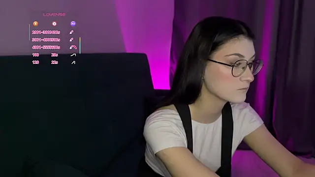 Snapshot of LinnaFairy chatting on 11.24.25 LinnaFairy online show from 11.24.25