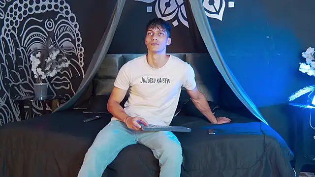 Snapshot of AlessioVitale chatting on 11.07.25 AlessioVitale online show from 11.07.25