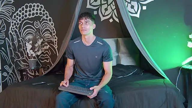 Snapshot of AlessioVitale chatting on 11.08.25 AlessioVitale online show from 11.08.25