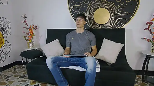 Snapshot of AlessioVitale chatting on 11.10.25 AlessioVitale online show from 11.10.25