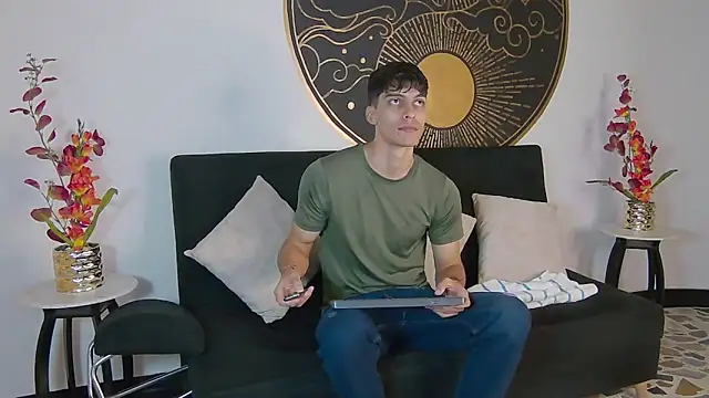 Snapshot of AlessioVitale chatting on 11.12.25 AlessioVitale online show from 11.12.25