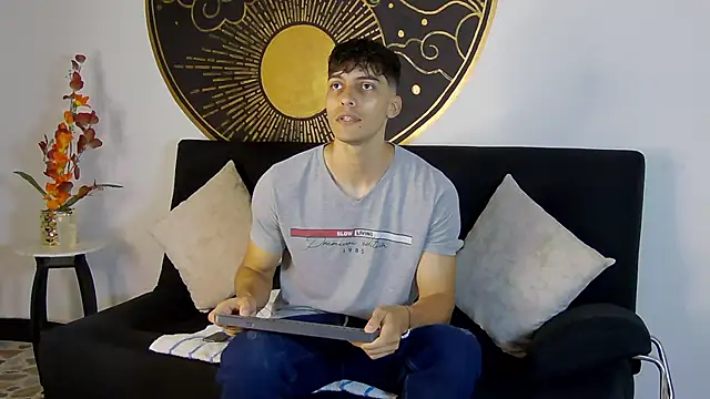 Snapshot of AlessioVitale chatting on 11.14.25 AlessioVitale online show from 11.14.25