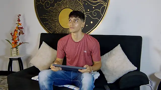 Snapshot of AlessioVitale chatting on 11.15.25 AlessioVitale online show from 11.15.25