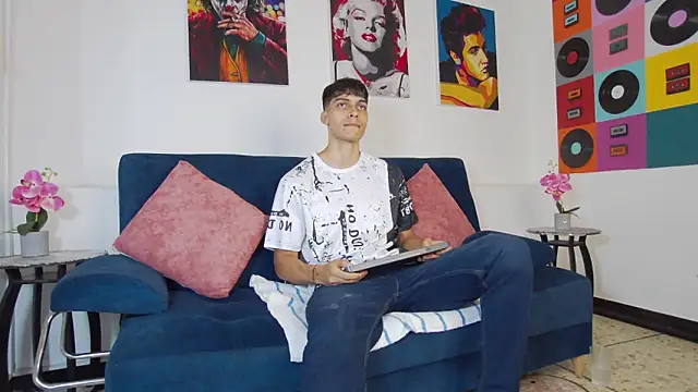 Snapshot of AlessioVitale chatting on 11.18.25 AlessioVitale online show from 11.18.25