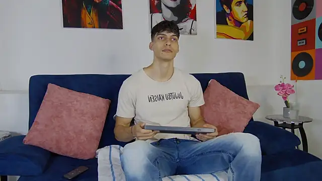 Snapshot of AlessioVitale chatting on 11.20.25 AlessioVitale online show from 11.20.25