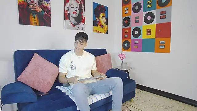 Snapshot of AlessioVitale chatting on 11.21.25 AlessioVitale online show from 11.21.25