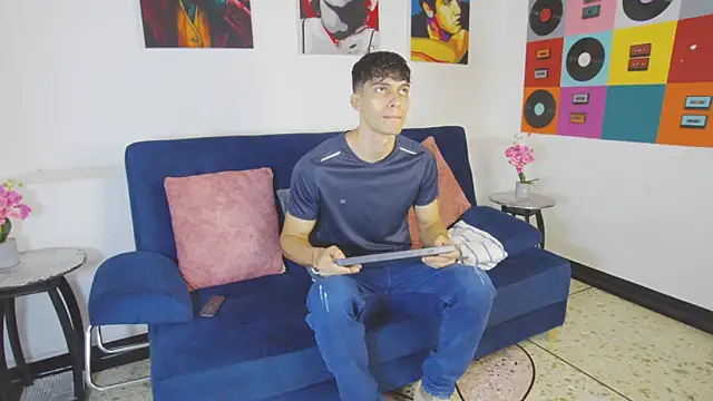 Snapshot of AlessioVitale chatting on 11.22.25 AlessioVitale online show from 11.22.25