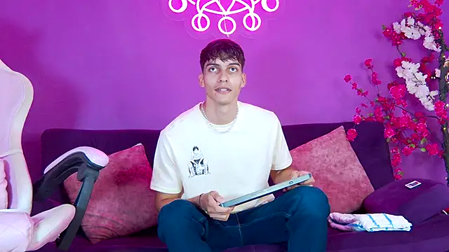 Snapshot of AlessioVitale chatting on 11.24.25 AlessioVitale online show from 11.24.25