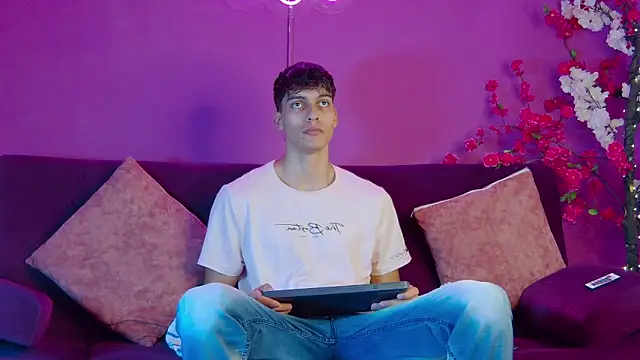 Snapshot of AlessioVitale chatting on 11.27.25 AlessioVitale online show from 11.27.25