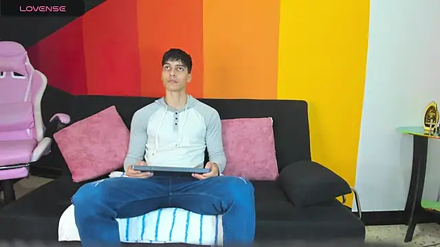 Snapshot of AlessioVitale chatting on 12.01.25 AlessioVitale online show from 12.01.25