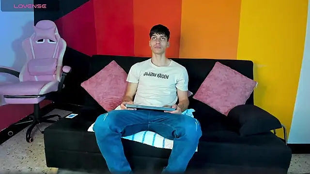 Snapshot of AlessioVitale chatting on 12.02.25 AlessioVitale online show from 12.02.25