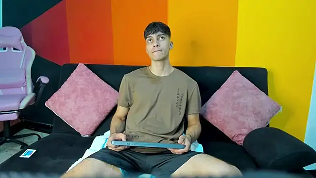 Snapshot of AlessioVitale chatting on 12.04.25 AlessioVitale online show from 12.04.25