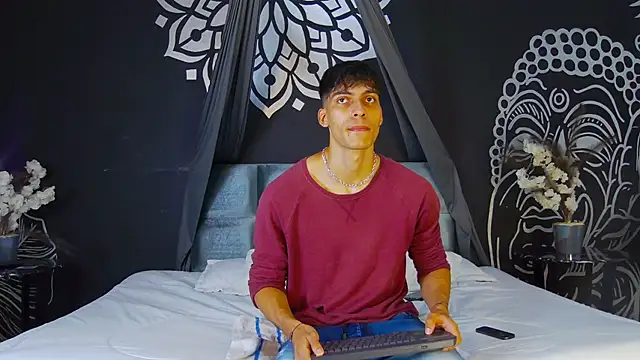 Snapshot of AlessioVitale chatting on 12.05.25 AlessioVitale online show from 12.05.25