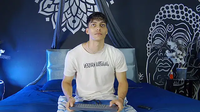 Snapshot of AlessioVitale chatting on 12.16.25 AlessioVitale online show from 12.16.25