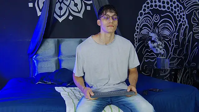 Snapshot of AlessioVitale chatting on 12.17.25 AlessioVitale online show from 12.17.25