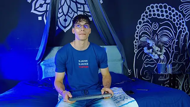 Snapshot of AlessioVitale chatting on 12.18.25 AlessioVitale online show from 12.18.25