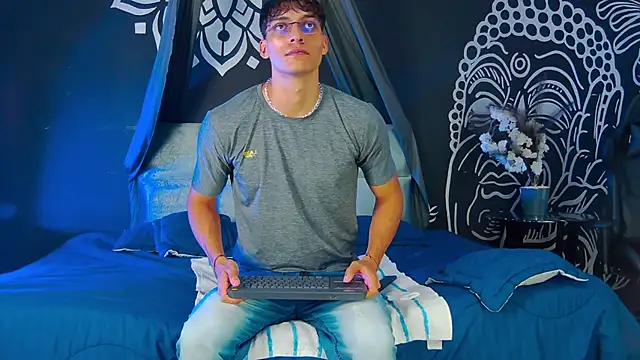 Snapshot of AlessioVitale chatting on 12.20.25 AlessioVitale online show from 12.20.25