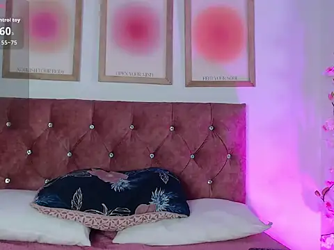 Snapshot of Madisonkay chatting on 11.20.25 Madisonkay online show from 11.20.25