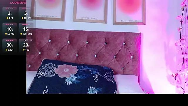 Snapshot of Madisonkay chatting on 11.21.25 Madisonkay online show from 11.21.25