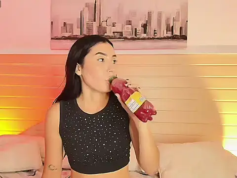 Snapshot of Madisonkay chatting on 12.17.25 Madisonkay online show from 12.17.25