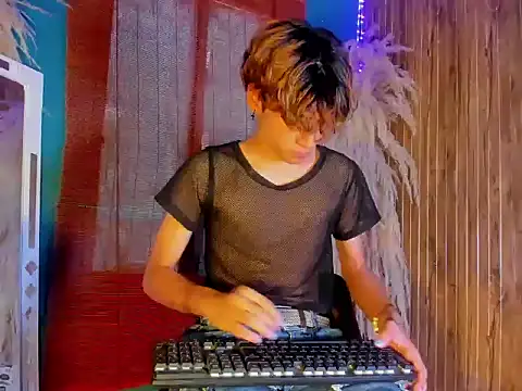 Leo Glow online show from 12.19.25