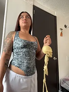 Snapshot of Saray_lo chatting on 10.31.25 Saray lo online show from 10.31.25