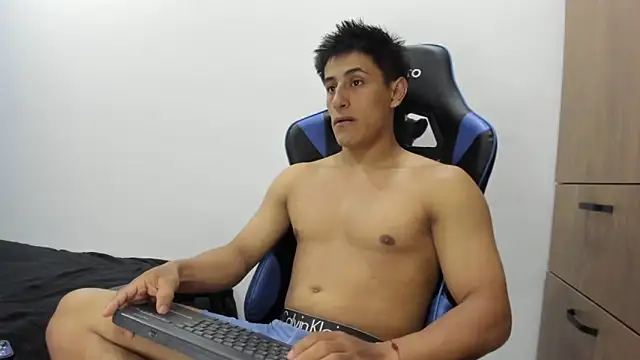 Snapshot of dorman_boy chatting on 11.04.25 dorman boy online show from 11.04.25