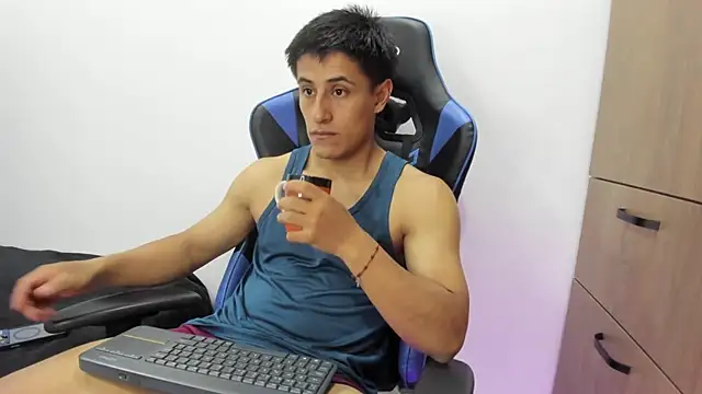 Snapshot of dorman_boy chatting on 11.06.25 dorman boy online show from 11.06.25