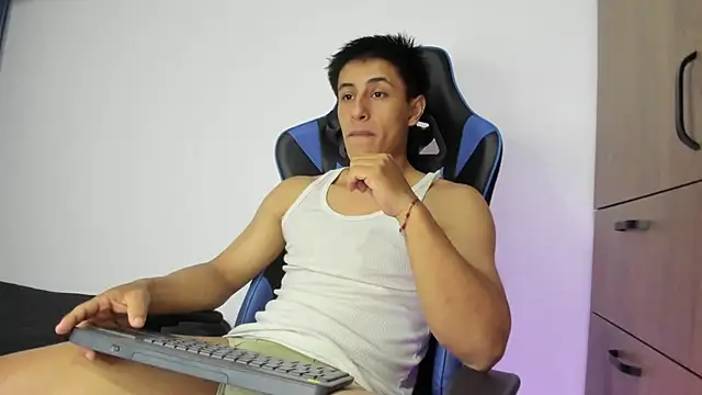 Snapshot of dorman_boy chatting on 11.10.25 dorman boy online show from 11.10.25