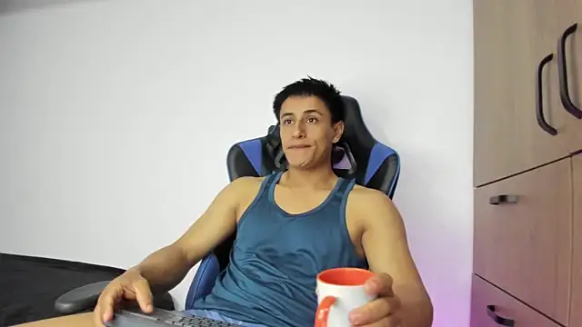 Snapshot of dorman_boy chatting on 11.11.25 dorman boy online show from 11.11.25