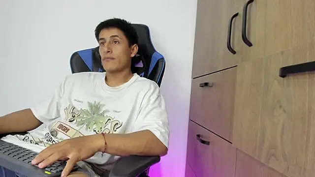 Snapshot of dorman_boy chatting on 11.12.25 dorman boy online show from 11.12.25