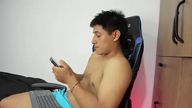 Snapshot of dorman_boy chatting on 11.13.25 dorman boy online show from 11.13.25