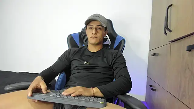 Snapshot of dorman_boy chatting on 11.16.25 dorman boy online show from 11.16.25