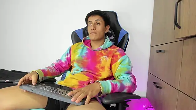 Snapshot of dorman_boy chatting on 11.17.25 dorman boy online show from 11.17.25