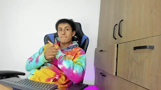 Snapshot of dorman_boy chatting on 11.22.25 dorman boy online show from 11.22.25