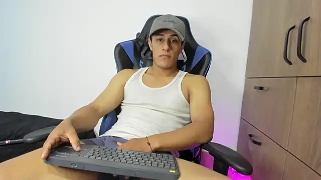 Snapshot of dorman_boy chatting on 11.22.25 dorman boy online show from 11.22.25