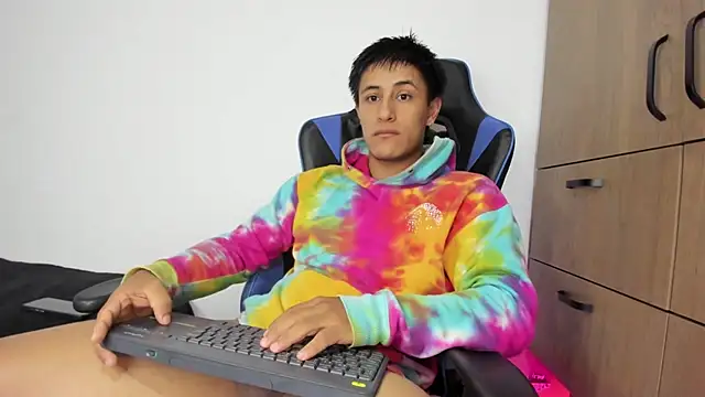 Snapshot of dorman_boy chatting on 11.23.25 dorman boy online show from 11.23.25