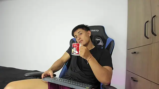 Snapshot of dorman_boy chatting on 11.26.25 dorman boy online show from 11.26.25