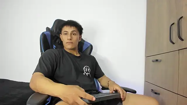 Snapshot of dorman_boy chatting on 11.27.25 dorman boy online show from 11.27.25