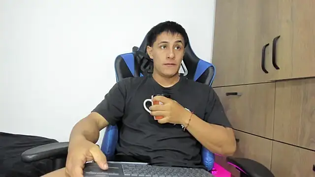 Snapshot of dorman_boy chatting on 11.28.25 dorman boy online show from 11.28.25