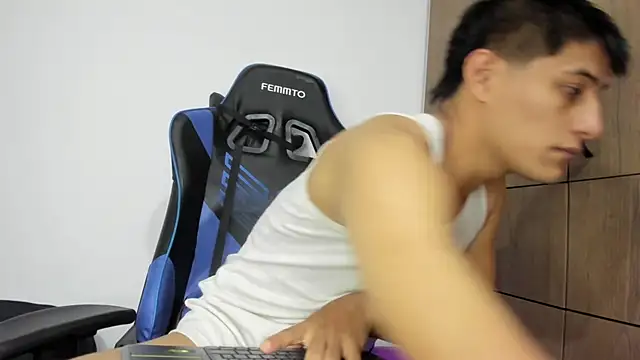 Snapshot of dorman_boy chatting on 12.05.25 dorman boy online show from 12.05.25