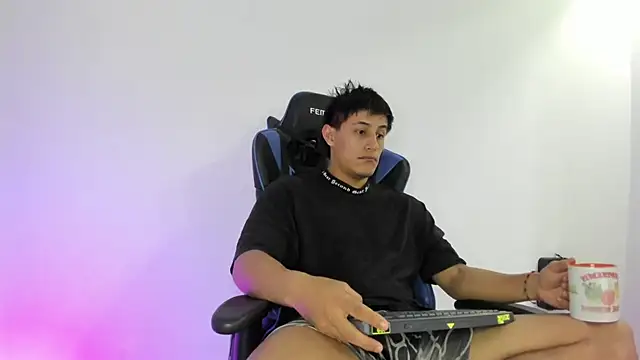 Snapshot of dorman_boy chatting on 12.17.25 dorman boy online show from 12.17.25