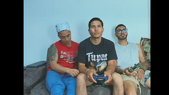 Snapshot of thebadboys05 chatting on 11.10.25 thebadboys05 online show from 11.10.25